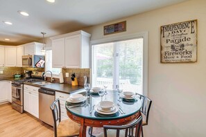 House, Multiple Beds, Patio, Garden View (Lakeview Lodge) | Private kitchen | Fridge, microwave, oven, stovetop - Lakeview Lodge - Stay for 6 (Lake Geneva)