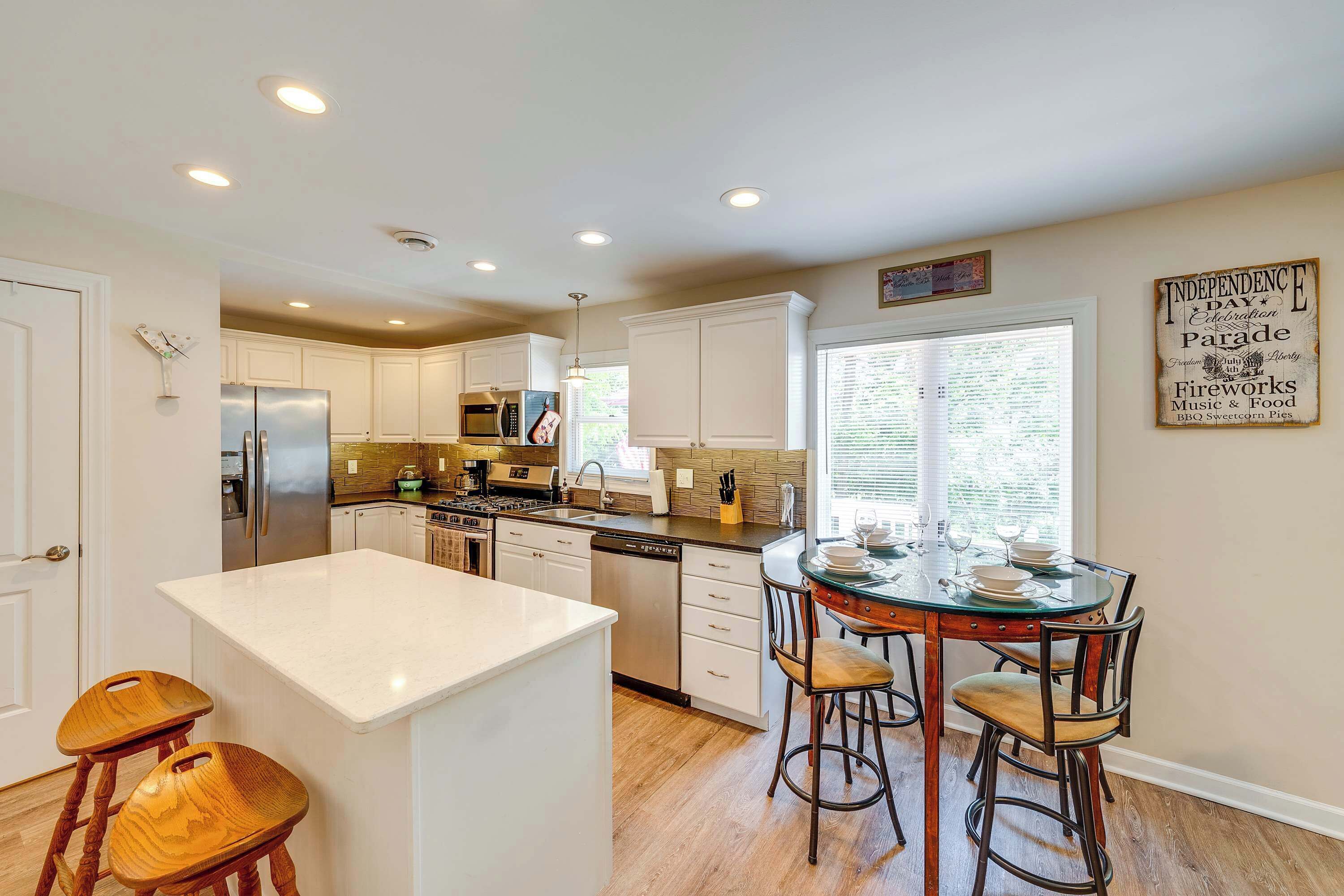 House, Multiple Beds, Patio, Garden View (Lakeview Lodge) | Private kitchen | Fridge, microwave, oven, stovetop