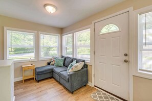 House, Multiple Beds, Patio, Garden View (Lakeview Lodge) | Living area | 42-inch flat-screen TV with digital channels - Lakeview Lodge - Stay for 6 (Lake Geneva)