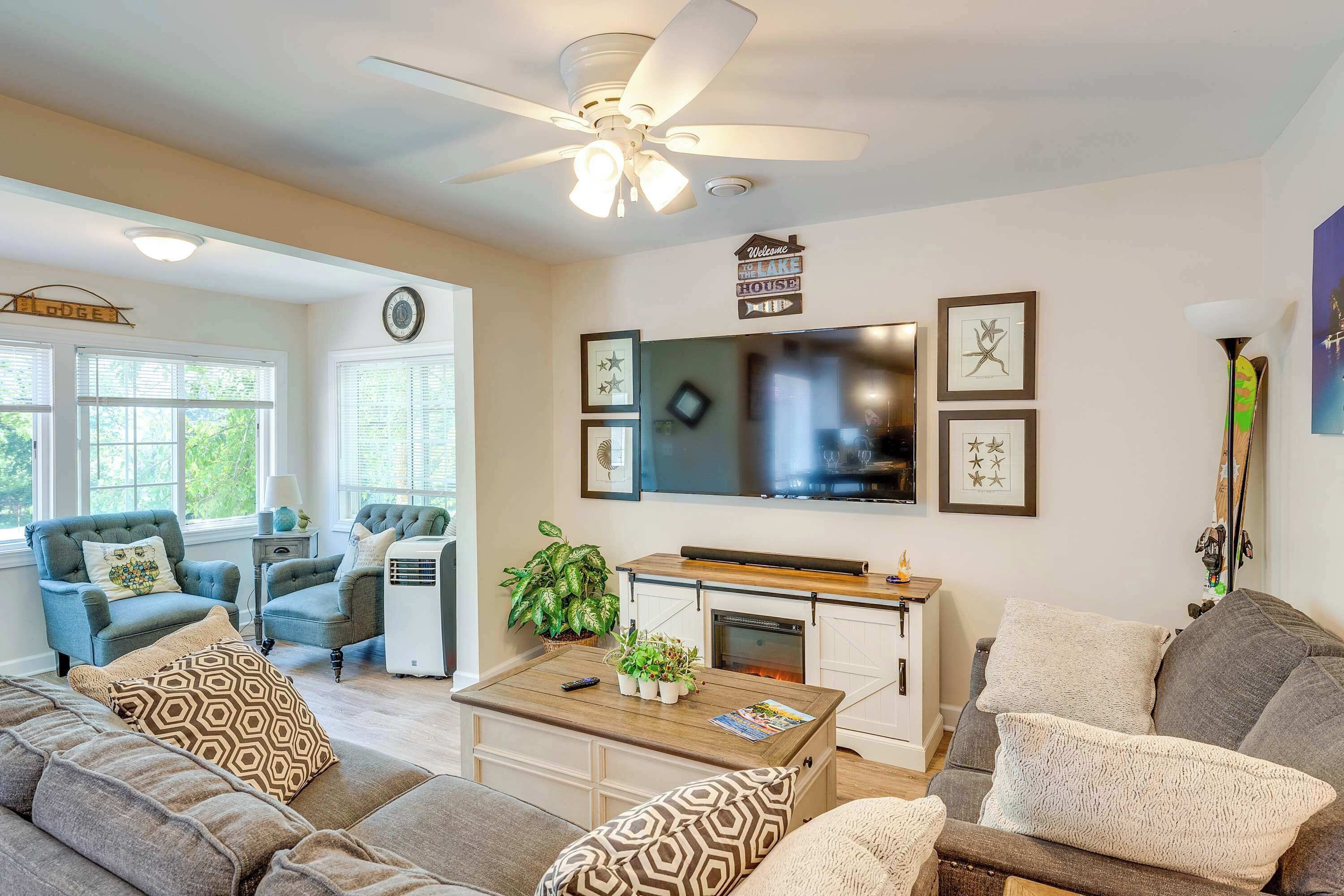 House, Multiple Beds, Patio, Garden View (Lakeview Lodge) | Living area | 42-inch flat-screen TV with digital channels