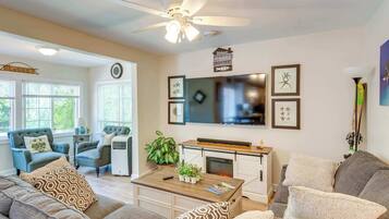 House, Multiple Beds, Patio, Garden View (Lakeview Lodge) | Living area | 42-inch flat-screen TV with digital channels