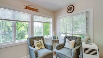 House, Multiple Beds, Patio, Garden View (Lakeview Lodge) | Interior