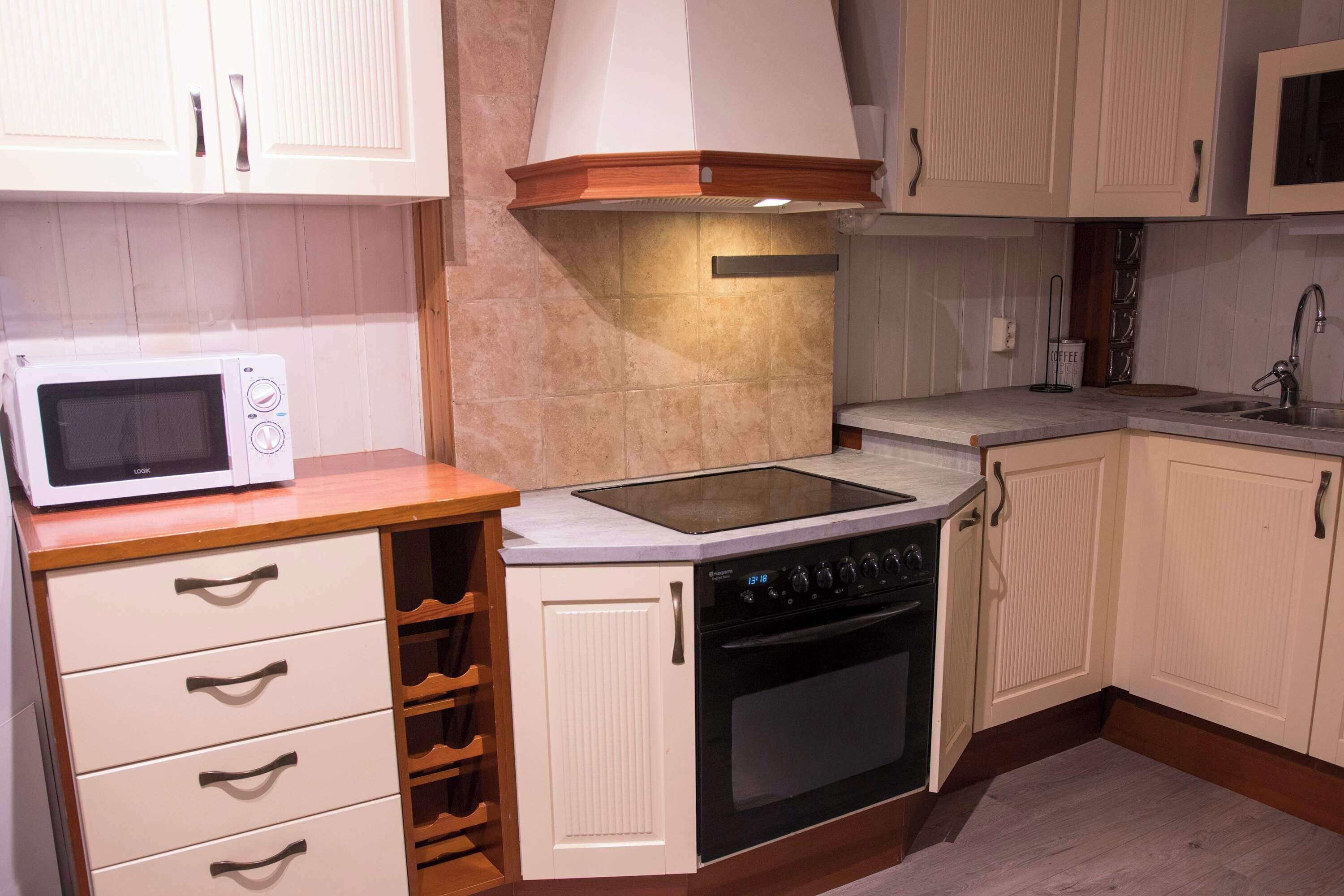 Kjøleskap, ovn, kokeplater og oppvaskmaskin