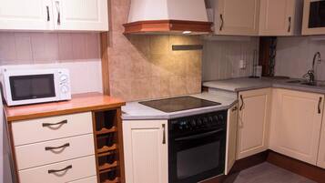 Kjøleskap, ovn, kokeplater og oppvaskmaskin