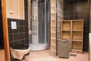 Shower, towels - Stylish 2BR Stay in the Heart of Tromsø (Tromsø)