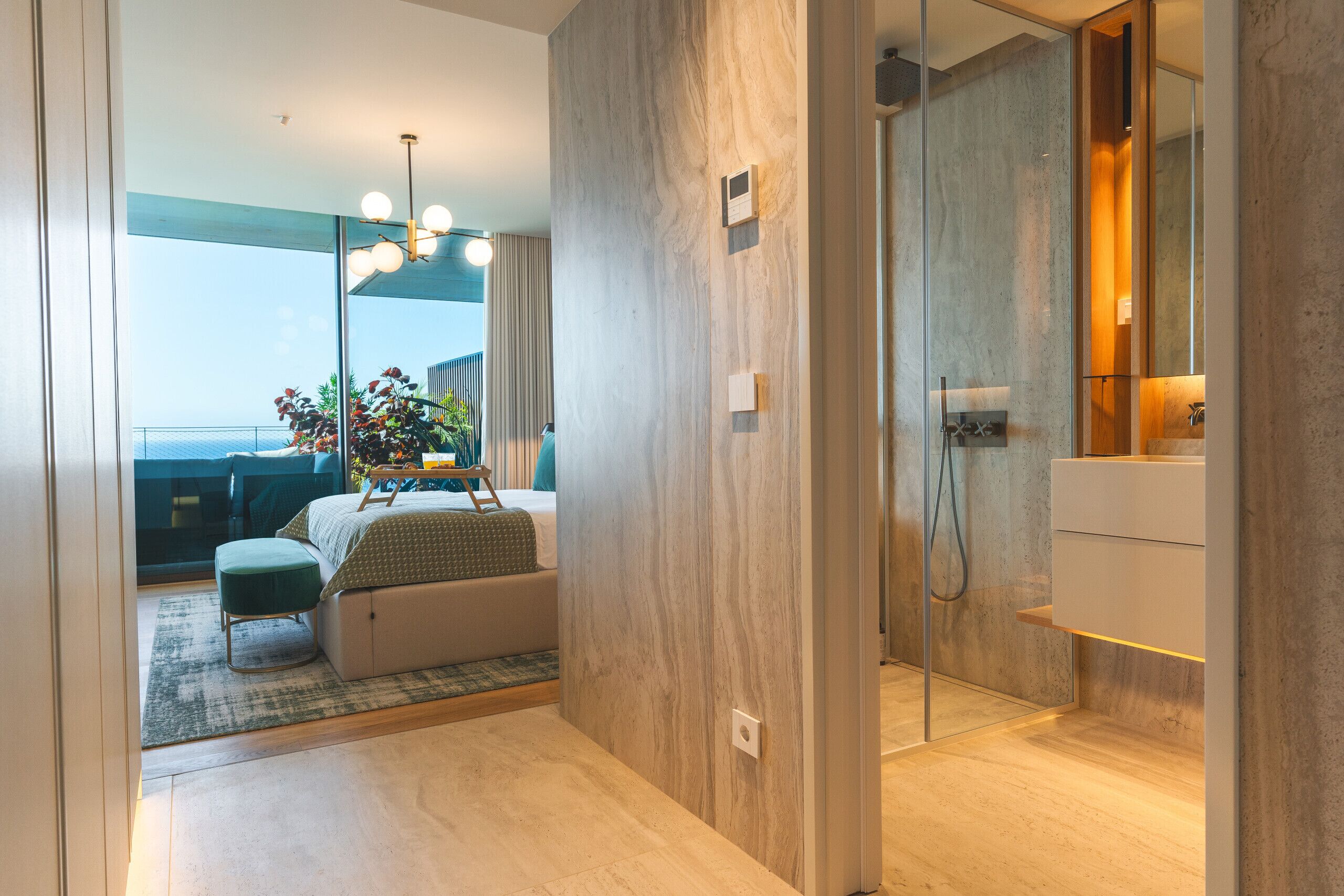 2 chambres, fer et planche à repasser, lit de bébé portatif