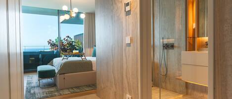 2 chambres, fer et planche à repasser, lit de bébé portatif