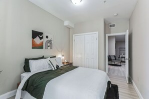 2 bedrooms, iron/ironing board, free WiFi, bed sheets - Modern large 2-bedroom near Philadelphia Convention Center!!! (Philadelphia)