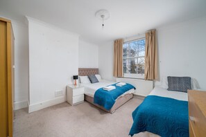 Iron/ironing board, WiFi, bed sheets -  Spacious 2Bedrooms Gated Apartment 5mins walk to BlackwallStation with parking, (London)