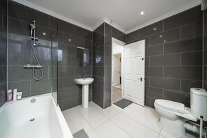 Hair dryer, towels, soap, toilet paper -  Spacious 2Bedrooms Gated Apartment 5mins walk to BlackwallStation with parking, (London)