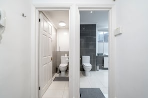 Secadora de cabello, toallas, jabón, papel de baño