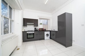 Microwave, oven, stovetop, dishwasher -  Spacious 2Bedrooms Gated Apartment 5mins walk to BlackwallStation with parking, (London)