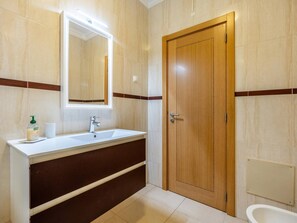 Hiustenkuivaaja, pyyhkeet, saippua, sampoo