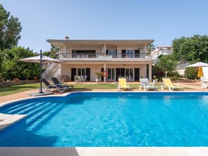 A two-story house with a swimming pool, outdoor furniture, and a garden. - Villa Casa Davone privite pool (Albufeira)