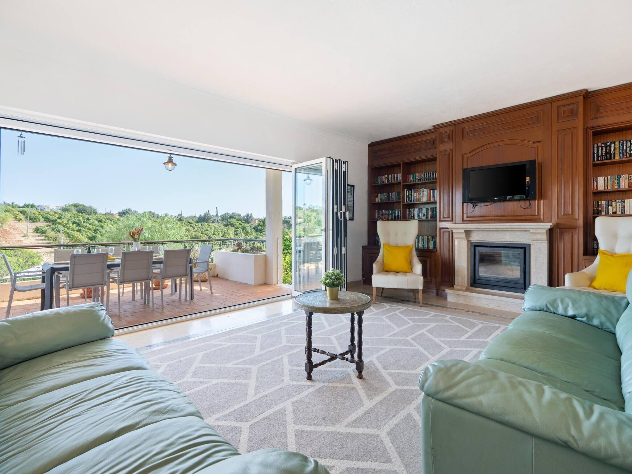 Fernseher, Kamin, Tischtennisplatte, Bücher