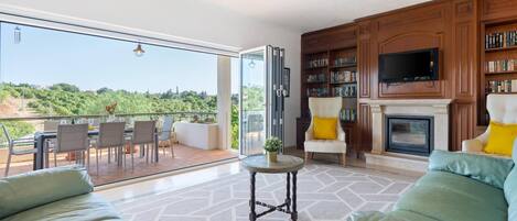 Fernseher, Kamin, Tischtennisplatte, Bücher