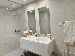 シャワー、ヘアドライヤー、タオル