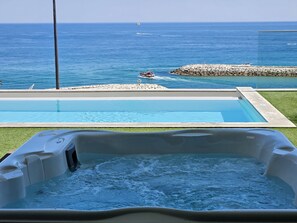 Outdoor spa tub - Finisterra Deluxe Sea Front in Albufeira (Albufeira)