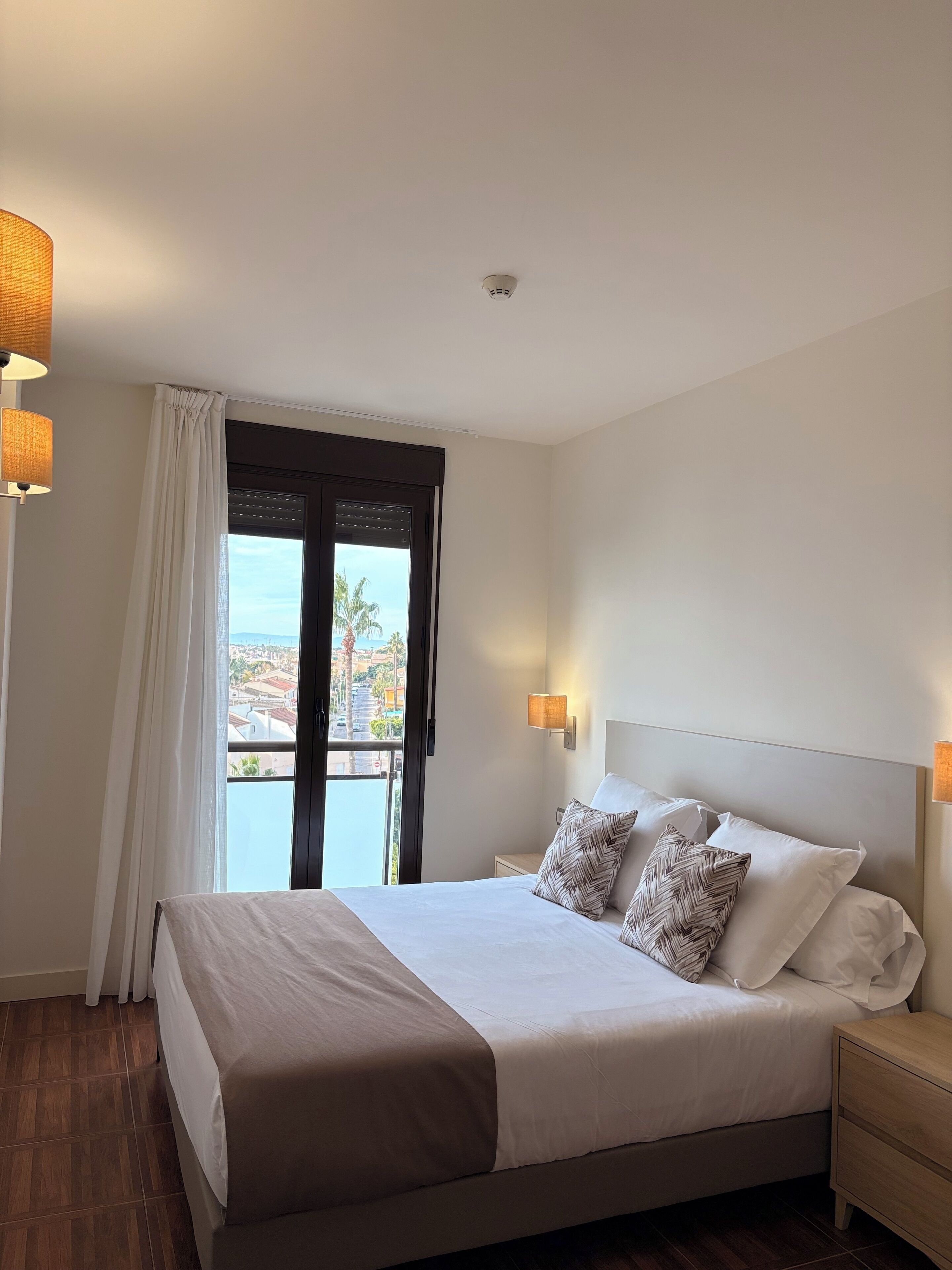 Appartement Deluxe, balcon | Fer et planche à repasser, accès au Wi-Fi (inclus)