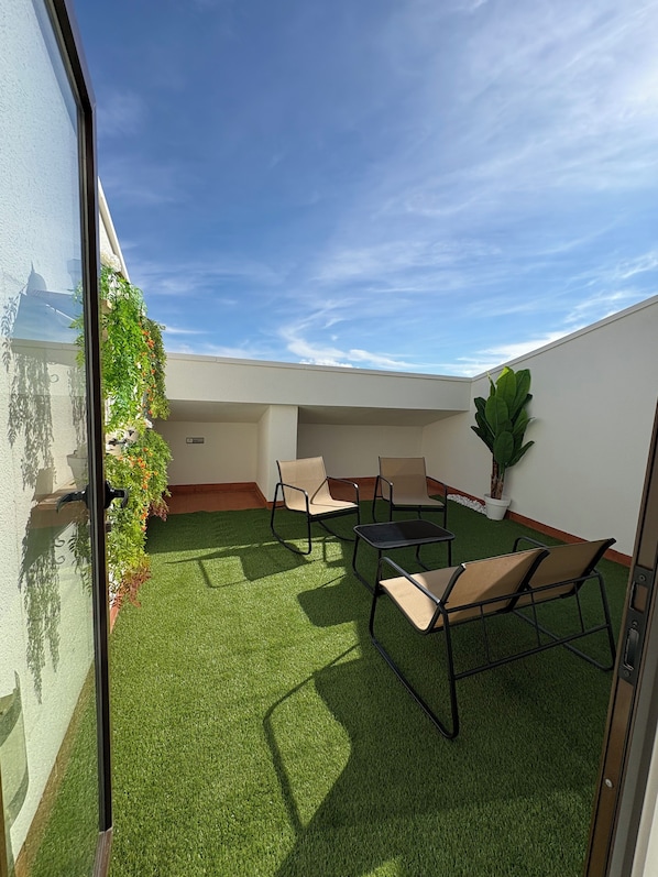 Deluxe-huoneisto, parveke | Terassi/patio
