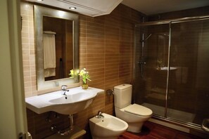 Appartement, 2 chambres, balcon | Salle de bain | Séchoir à cheveux, serviettes fournies