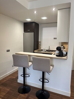 Leilighet, 1 soverom, balkong | Eget kjøkken | Kjøleskap, mikrobølgeovn, ovn og kokeplater