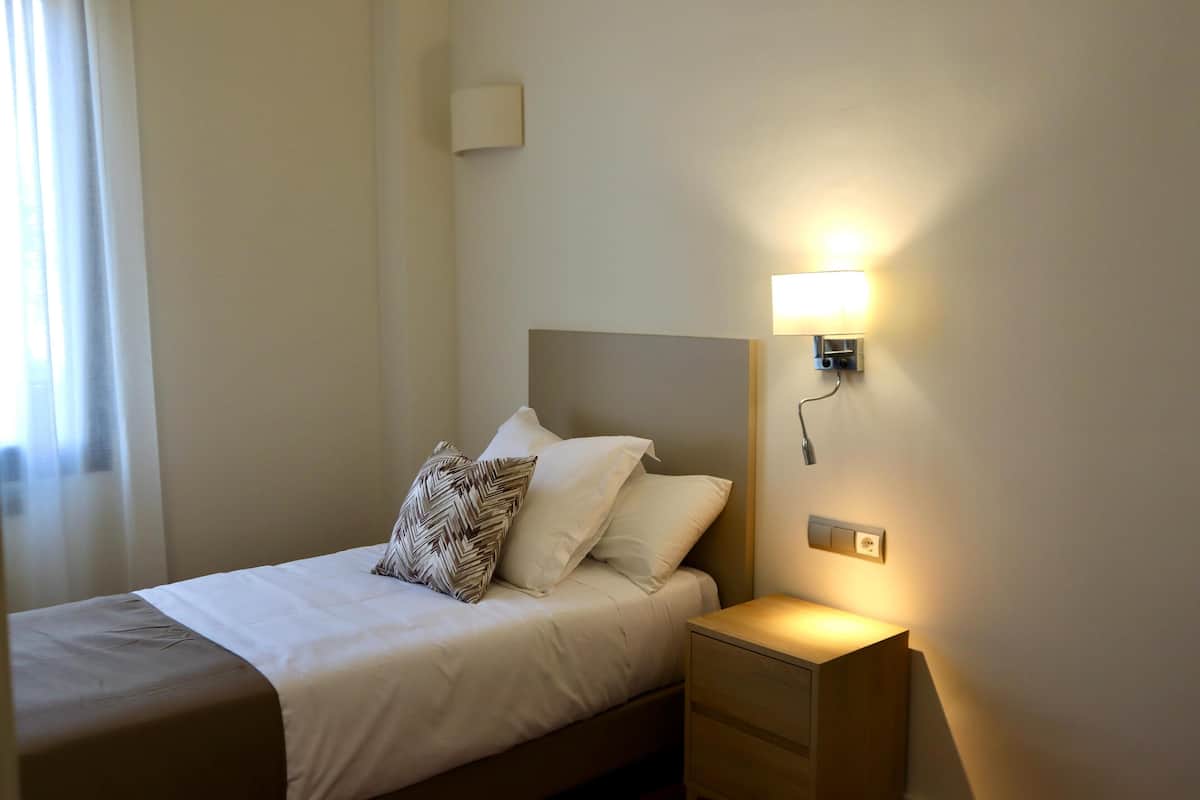 Fer et planche à repasser, accès au Wi-Fi (inclus)