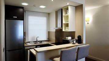 Comfort appartement, 1 slaapkamer, uitzicht op zee | Privékeuken | Een koelkast, een microgolfoven, een oven, een kookplaat