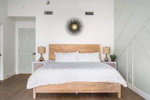 4 bedrooms, iron/ironing board, WiFi, bed sheets