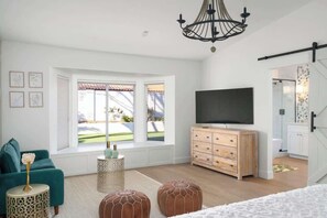 4 bedrooms, iron/ironing board, WiFi, bed sheets