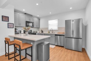 Micro-ondes, four, plaque de cuisson, lave-vaisselle