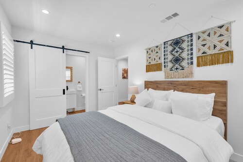 Glendora Route 66 Home Newly Renovated Spacious 4-bedroom with 6 bathrooms