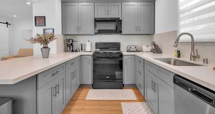 Glendora Route 66 Home Newly Renovated Spacious 4-bedroom with 6 bathrooms