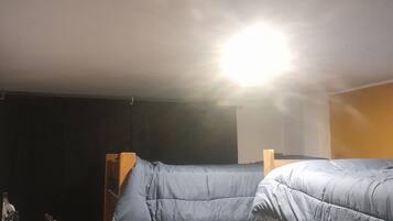 7 habitaciones, tabla de planchar con plancha, wifi y ropa de cama