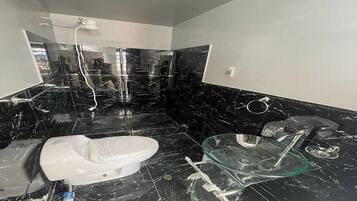 Doccia, asciugamani, sapone, carta igienica