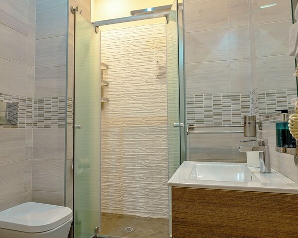 Douche, sèche-cheveux, bidet, serviettes fournies