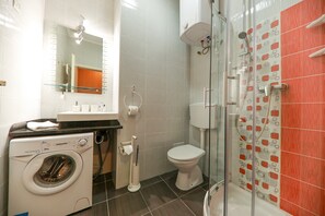 Een douche, een haardroger, handdoeken