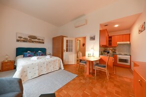 Strykejern/-brett, internettilgang, sengetøy og rullestolvennlig