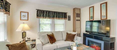 House, Berbilang Katil, Patio, Garden View (Como Cottage) | Ruang tamu | 42 inci televisyen skrin rata dengan digital, pendiangan