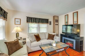 House, Multiple Beds, Patio, Garden View (Como Cottage) | Living area | 42-inch flat-screen TV with digital channels, fireplace