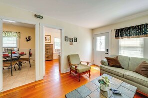 House, Multiple Beds, Patio, Garden View (Como Cottage) | Living area | 42-inch flat-screen TV with digital channels, fireplace