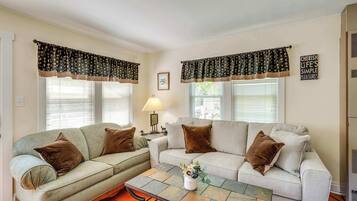 独立别墅, 多张床, 露台, 花园景观 (Como Cottage) | 起居区 | 42-英寸纯平电视 (配备数码频道)、壁炉