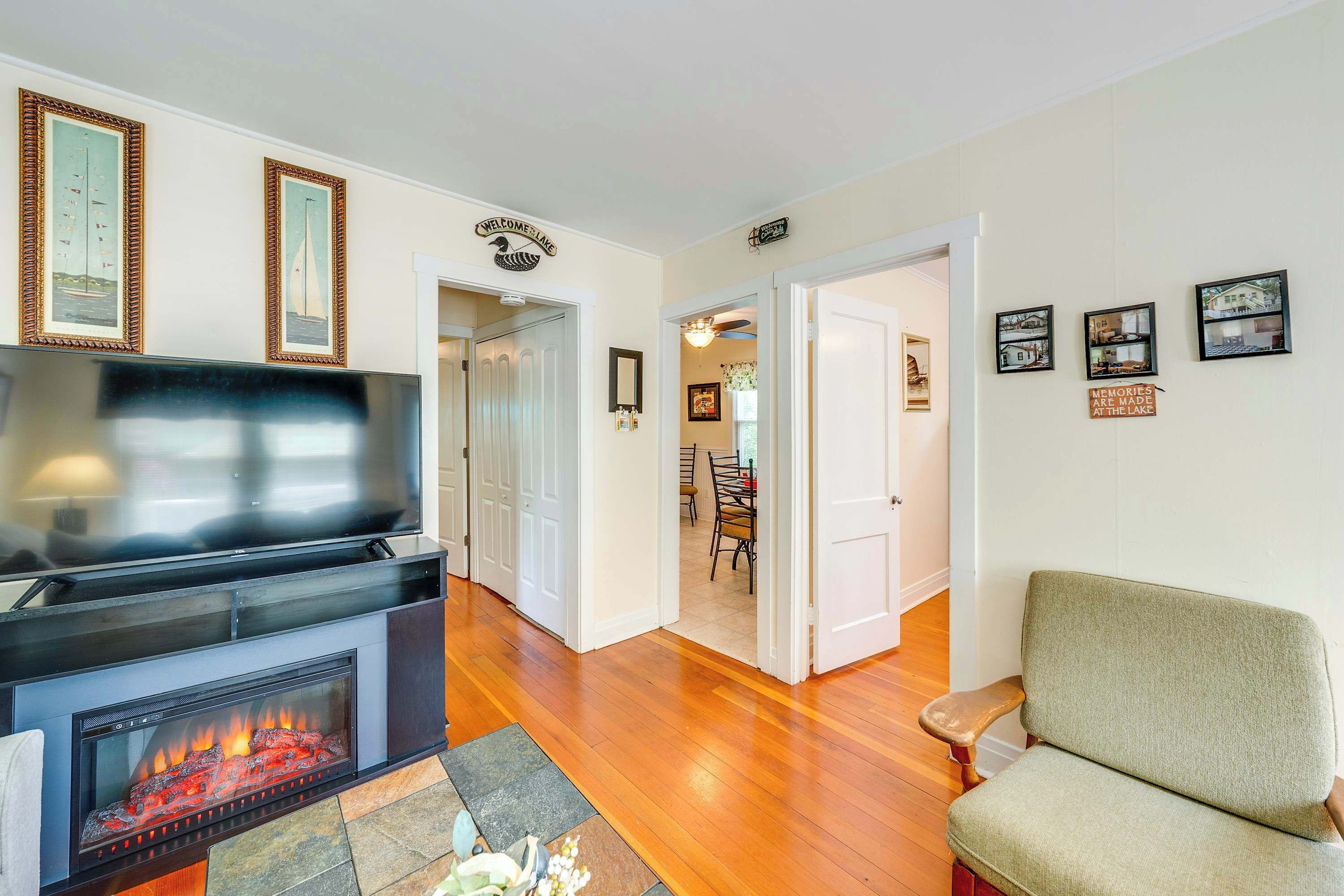 House, Multiple Beds, Patio, Garden View (Como Cottage) | Living area | 42-inch flat-screen TV with digital channels, fireplace