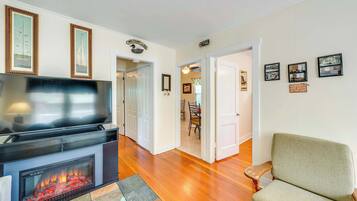 House, Multiple Beds, Patio, Garden View (Como Cottage) | Living area | 42-inch flat-screen TV with digital channels, fireplace