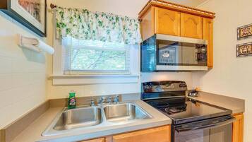 House, Multiple Beds, Patio, Garden View (Como Cottage) | Private kitchen | Fridge, microwave, oven, stovetop