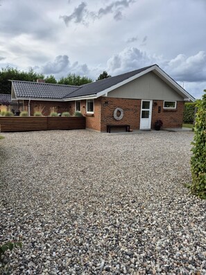 Exterior - Birkehytten for families, close to beach and nature. ✨Experience our beautiful vacation home! (Sydals)