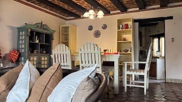 Deluxe Double Room | Living area