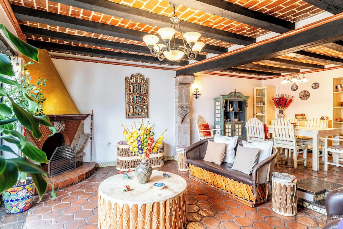 Caja de seguridad en la habitación, cortinas blackout y insonorización