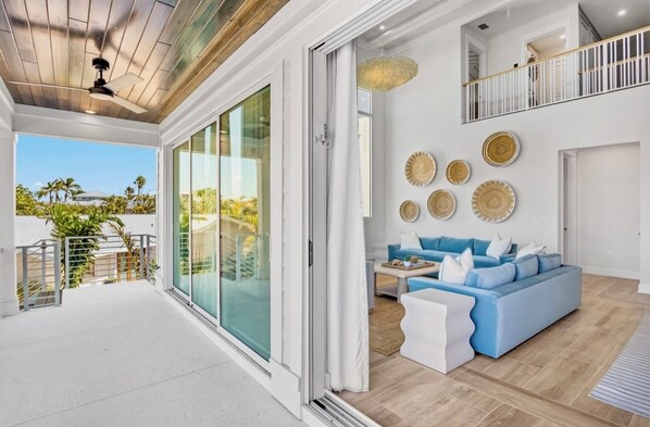 Smart-TV, Kamin, Tischtennisplatte