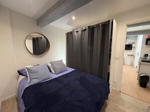 1 غرفة نوم ومكواة/لوح كي وخدمة الإنترنت وملاءات أسرّة